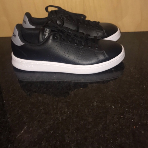 Men’s size 8.5 New Adidas sneakers - Picture 3 of 3
